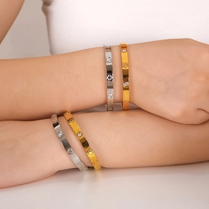 Bracciali in acciaio al titanio placcati oro 18k e argento con cuori, quadrifogli e diamanti