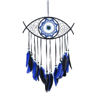 Handgefertigter Evil Eye Traumfänger mit schwarzen und blauen Federn als Wanddeko