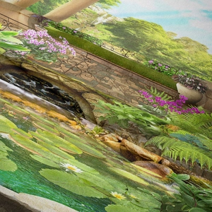 Detailaufnahme eines Gartenlandschafts-Wandteppichs mit Blumenmuster und Stoffstruktur