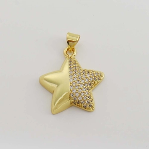 Pendentif étoile doré à l'or 18 carats avec finition polie et pavage en oxydes de zirconium