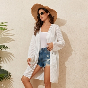Cache-maillot blanc à manches longues en maille ajourée avec poches pour les vacances