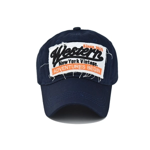 Detail des Vintage Western-Stickpatches auf der dunkelblauen Baumwoll-Baseballkappe
