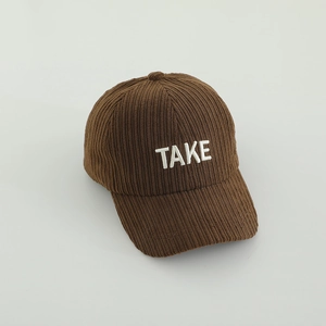 Détail de la casquette enfant en velours côtelé marron avec broderie 3D blanche TAKE