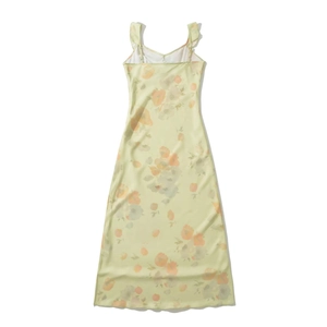 Détail du dos d'une robe mi-longue fleurie en satin jaune avec bord à volants