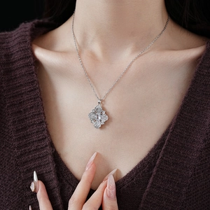 Détail du collier trèfle argenté avec pierre centrale ovale et diamants sur le mannequin