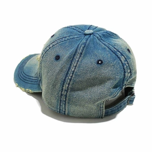 Dettaglio cappello baseball in denim Boston con ricamo e tesa sfrangiata retrò