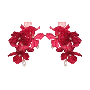 Vintage rote Seidenblumen-Ohrringe mit Herz-Akzent und Perlenanhängern für Damen