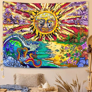 Détail de la tapisserie soleil psychédélique avec vagues tropicales et motifs style bohème