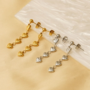 Boucles d'oreilles longues dorées et argentées avec quatre pendentifs en forme de cœur