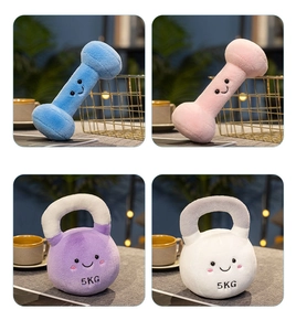Détail d'un jouet kettlebell en peluche douce avec broderie 5KG et visage souriant