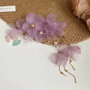 Pince à cheveux fleur en tissu violet avec perles, feuille verte et frange dorée