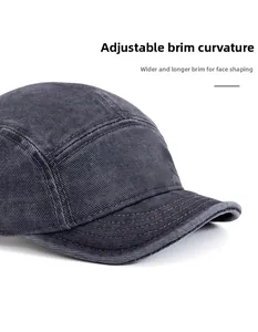Détail de la visière souple pliable sur une casquette camp rétro en coton lavé à 5 panneaux