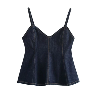 Detail eines dunkelblauen Denim-Camisole mit gelber Kontrastnaht und ausgestelltem Saum