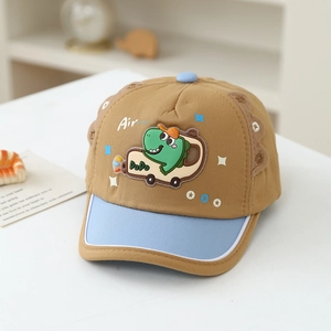 Dettaglio cappellino neonato con toppa dinosauro 3D e decorazione visiera a contrasto