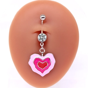 Piercing nombril cœur rose triple couche avec barre argentée et zircon sur peau