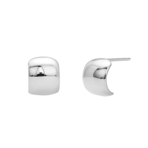Vista macro de pendientes de botón en forma de C de plata de ley S925 pulida y minimalista