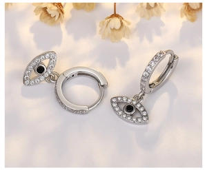 Dettaglio di orecchini Evil Eye in argento con zirconi bianchi e pietra centrale nera