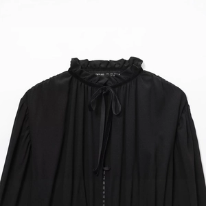 Elegante schwarze Plissee-Bluse aus Georgette mit Rüschenkragen und Schleife am Ausschnitt