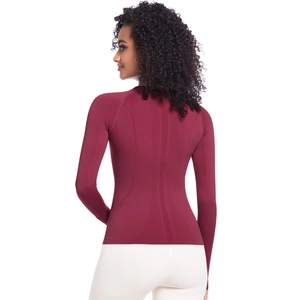 Dettaglio del top da yoga bordeaux a maniche lunghe con texture traspirante sul retro