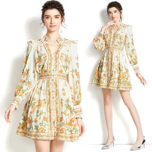 Detailansicht vom floralen Minikleid mit V-Ausschnitt, Puffärmeln und Knopfleiste