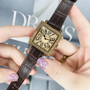 Detalle macro de un reloj cuadrado de oro con bisel de diamantes y correa de cuero