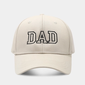 Primer plano del bordado DAD en una gorra de béisbol de algodón beige con visera