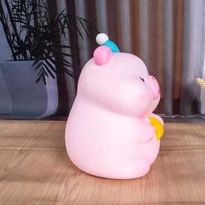 Vue latérale détaillée d'une tirelire Capybara rose avec un décor de chapeau bleu et blanc