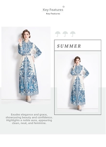 Détail d'une élégante robe longue à imprimé paisley bleu et blanc avec col chemise et ceinture