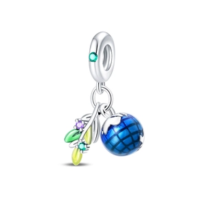 Dettaglio macro del ciondolo a globo in argento con smalto blu e foglie di gemme