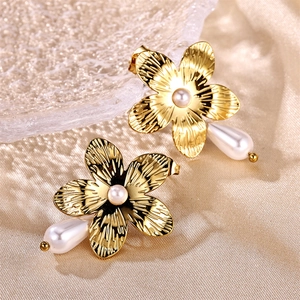 Boucles d'oreilles fleurs en or 18 carats avec pétales brossés et perles élégantes
