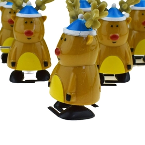 Détail de figurines de rennes de Noël avec chapeaux bleus, jouets à remonter mécaniques
