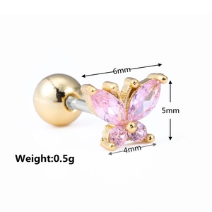 Vista macro di orecchino a farfalla in oro 18 carati con zircone rosa e chiusura a sfera