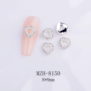 Détail de breloques ongles coeur creux avec strass et perles mesurant 8x9mm