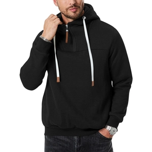 Detail van heren fleece hoodie met een halve rits en dikke witte verstelbare trekkoorden