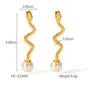 Vue détaillée des boucles d'oreilles serpent dorées avec perles et dimensions