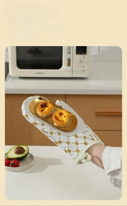 Detail of kitchen oven mitt showing diamond texture silicone grip holding a baking tray