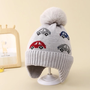Detail der grauen Strickmütze mit Auto-Motiv und großem Kunstpelz-Bommel für Kinder
