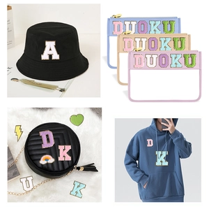 Patch con lettere in ciniglia colorata e bordo dorato su cappelli, borse e felpe