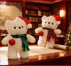 Dettaglio di due orsetti di peluche bianchi con cappelli natalizi rossi e sciarpe scozzesi