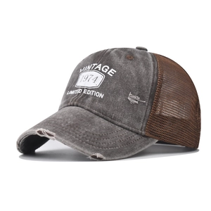Détail d'une casquette vintage 1974 avec visière usée et maille marron respirante