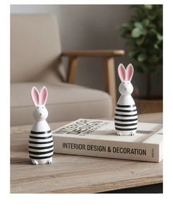 Dettaglio di figurine di coniglio creative in stile legno con strisce nere decorative