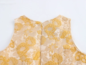 Detail der floralen Jacquard-Stoffstruktur und Rückenreißverschluss am ärmellosen Top