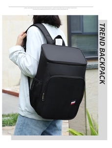 Photo lifestyle d'un sac à dos de pique-nique isotherme noir porté pour la randonnée
