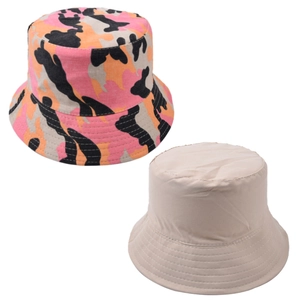 Détail d'un chapeau bob camouflage avec coutures denses et doublure beige