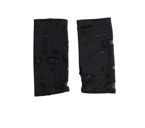Dettaglio di guanti in maglia nera stile punk con strappi e dettagli di fori usurati