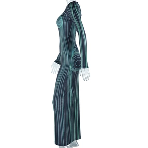 Vue détaillée de la robe longue à manches longues avec motifs abstraits verts et noirs