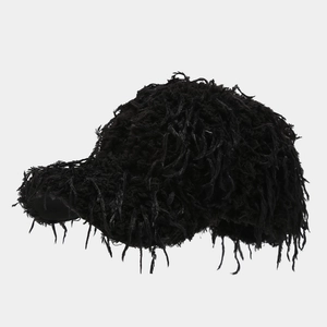 Dettaglio del cappellino da baseball nero in ecopelliccia con frange lunghe e soffici