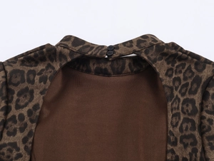 Détail de la robe léopard en suédine avec fermeture à double bouton à l'arrière du col