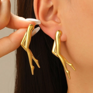 Boucles d'oreilles artistiques dorées en acier inoxydable en forme de jambe humaine