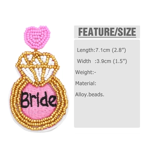 Detailansicht der handgefertigten Perlenohrringe Bride mit Maßen von 7,1 cm Länge und 3,9 cm Breite